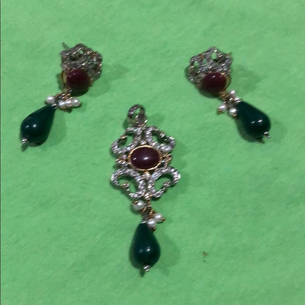 Pendal and earrings